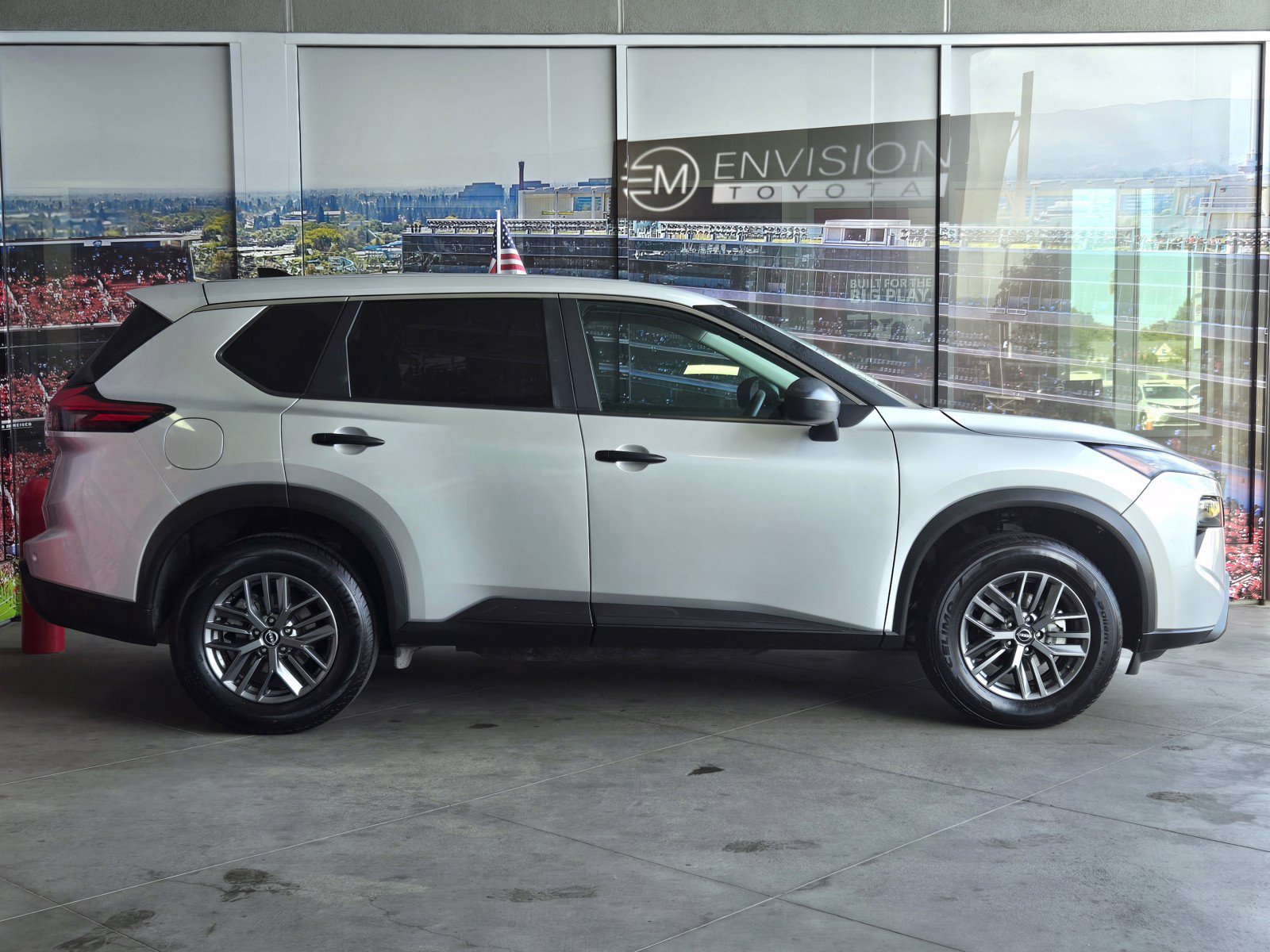 Used 2024 Nissan Rogue S FWD image 4