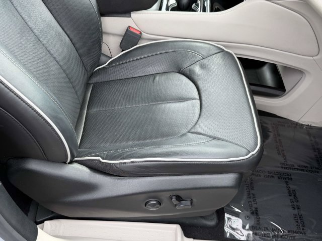 Used 2023 Chrysler Pacifica Limited FWD image 9
