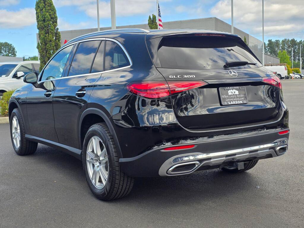 Used 2024 Mercedes-Benz GLC 300 4MATIC w/ Driver Assistance Package image 4