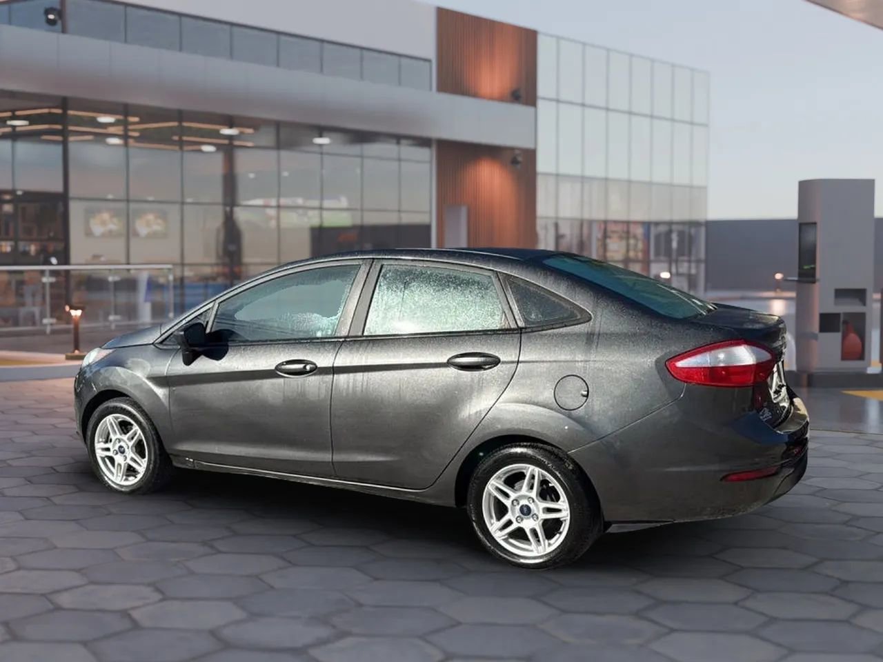 Used 2018 Ford Fiesta SE FWD image 4