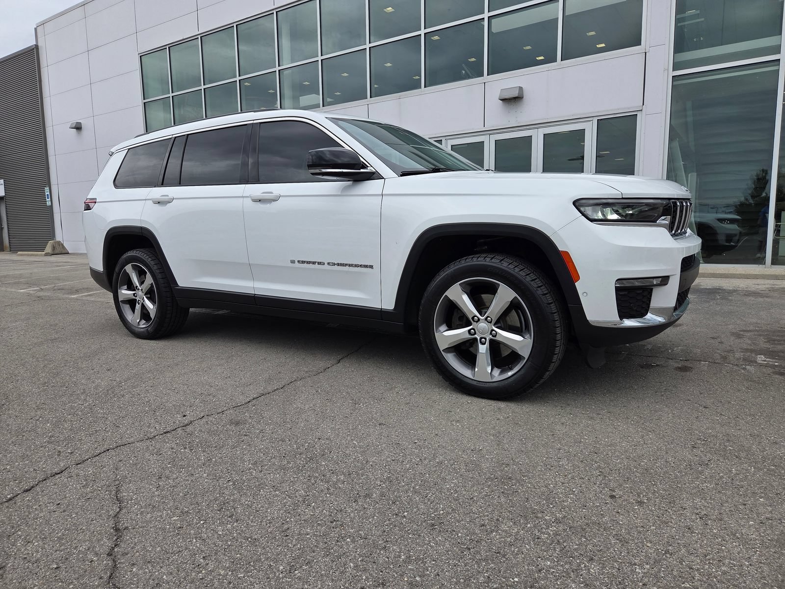 Used 2022 Jeep Grand Cherokee L Limited w/ Luxury Tech Group II AWD/4WD image 2