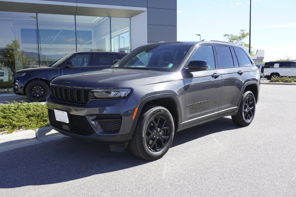 Used 2024 Jeep Grand Cherokee Altitude AWD/4WD image 3