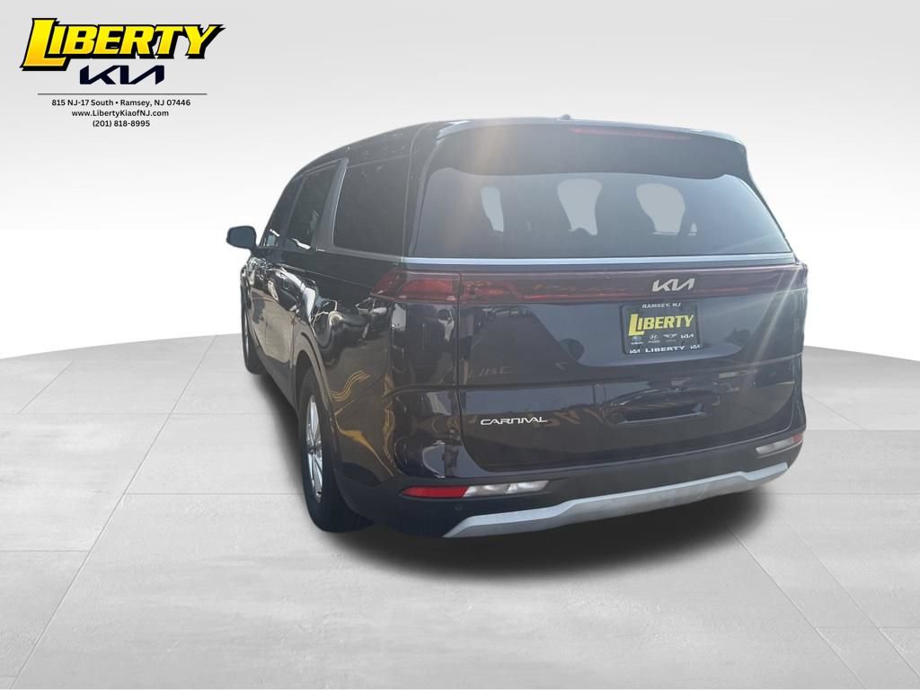 Used 2023 Kia Carnival LX FWD image 5