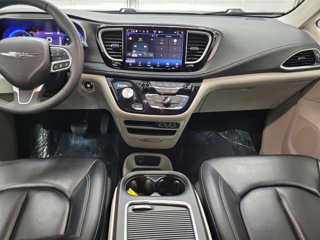 Used 2023 Chrysler Pacifica Touring-L image 14