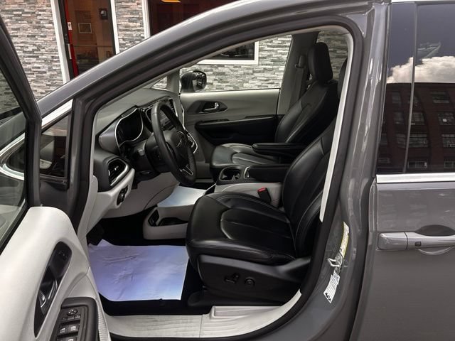 Used 2023 Chrysler Pacifica Touring-L FWD image 9