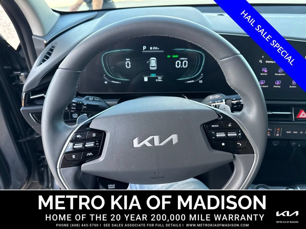 Used 2025 Kia Niro EX Touring FWD image 17