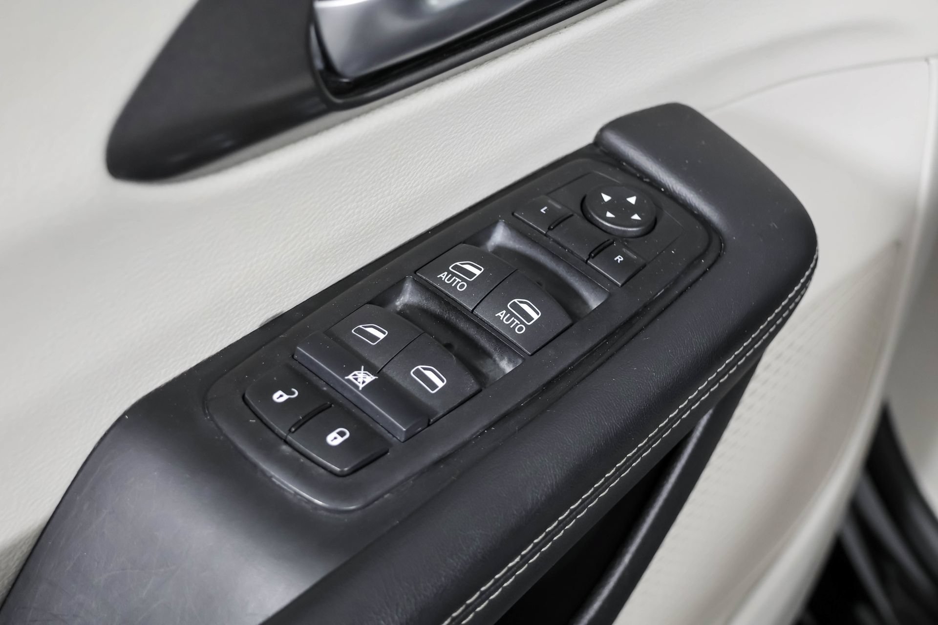 Used 2024 Chrysler Pacifica Touring-L FWD image 34