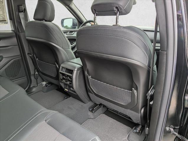 Used 2025 Jeep Grand Cherokee Laredo image 28