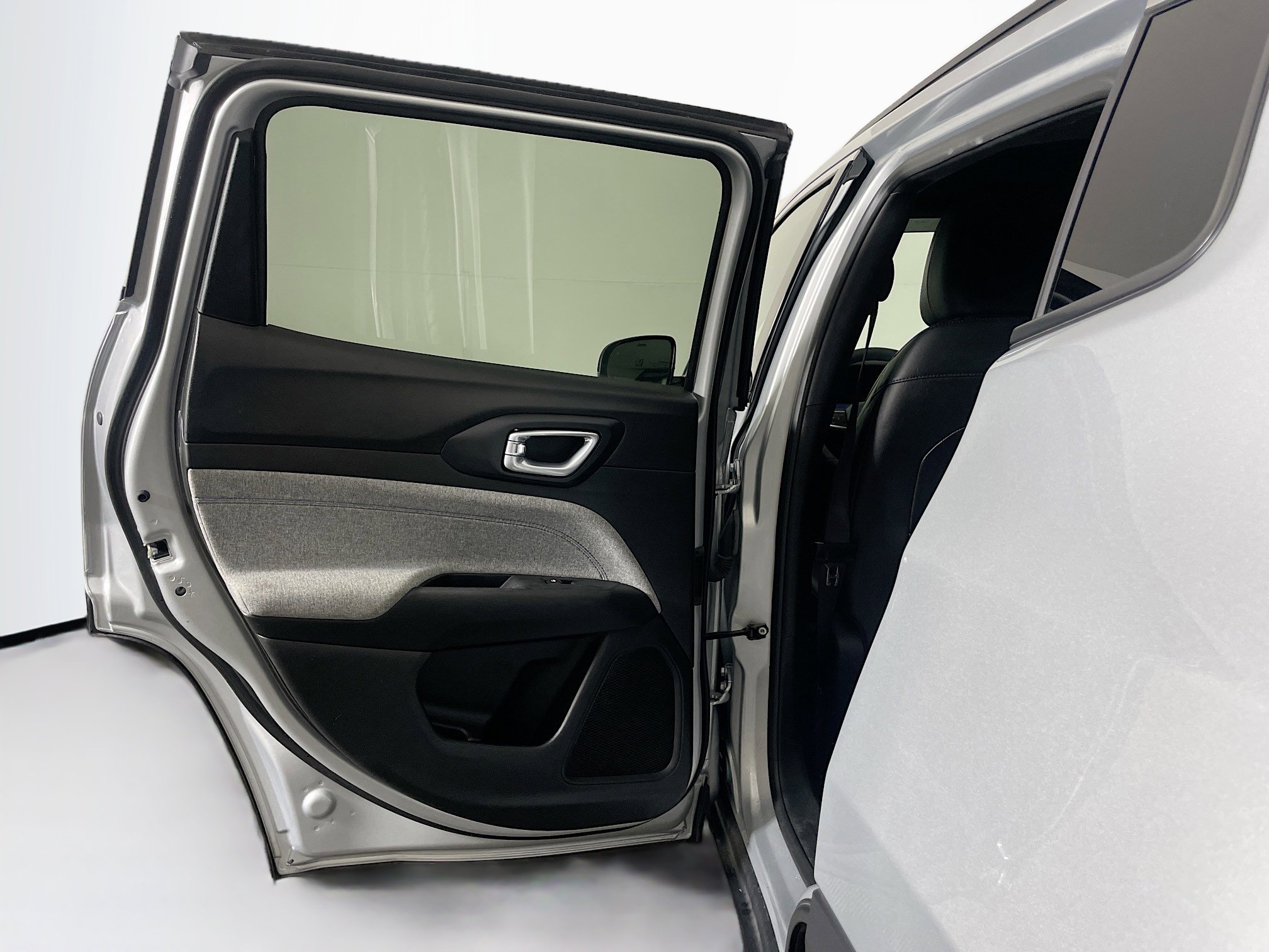 Used 2024 Jeep Compass Latitude image 25