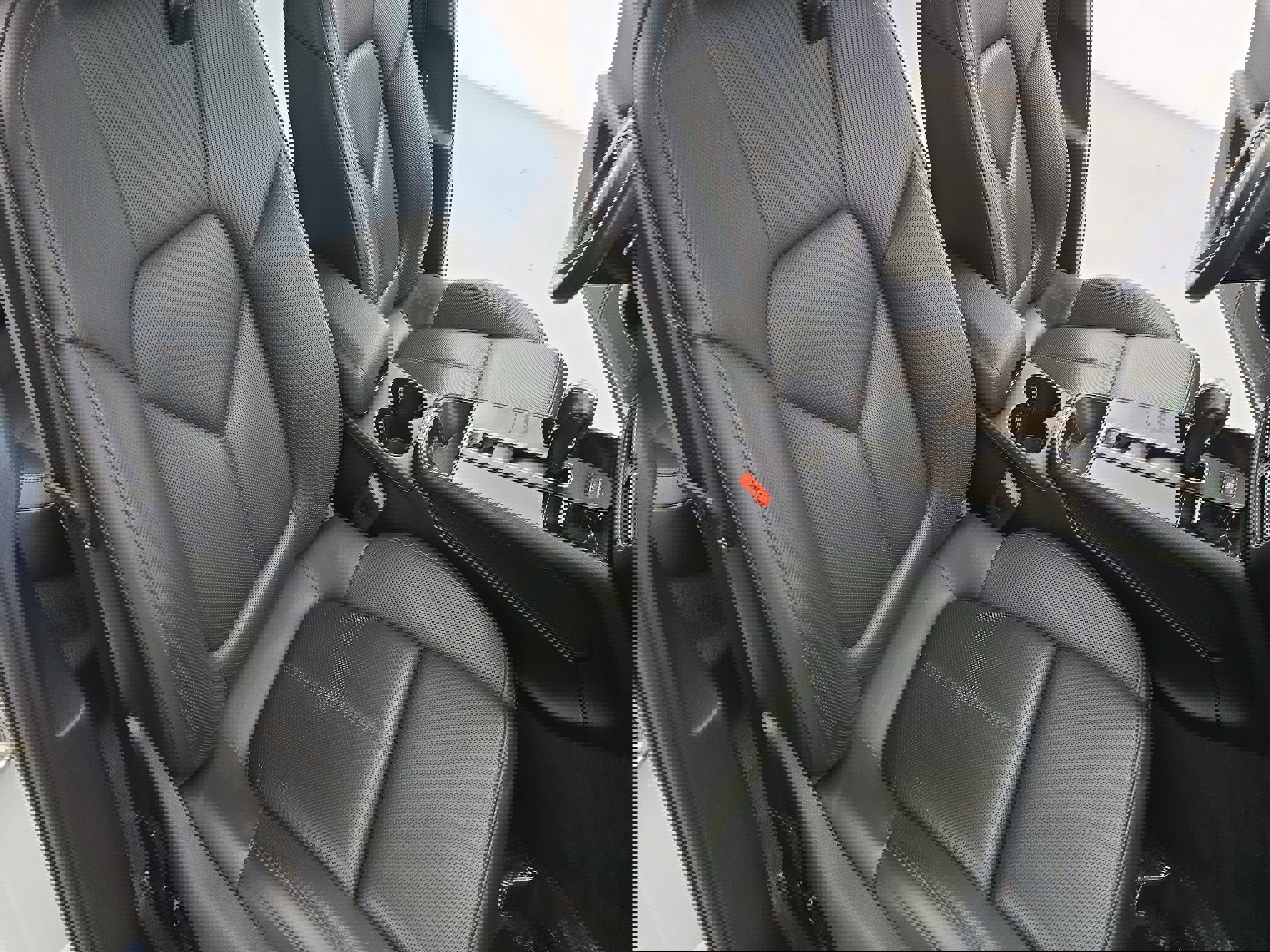 Used 2023 Porsche Macan Turbo image 10