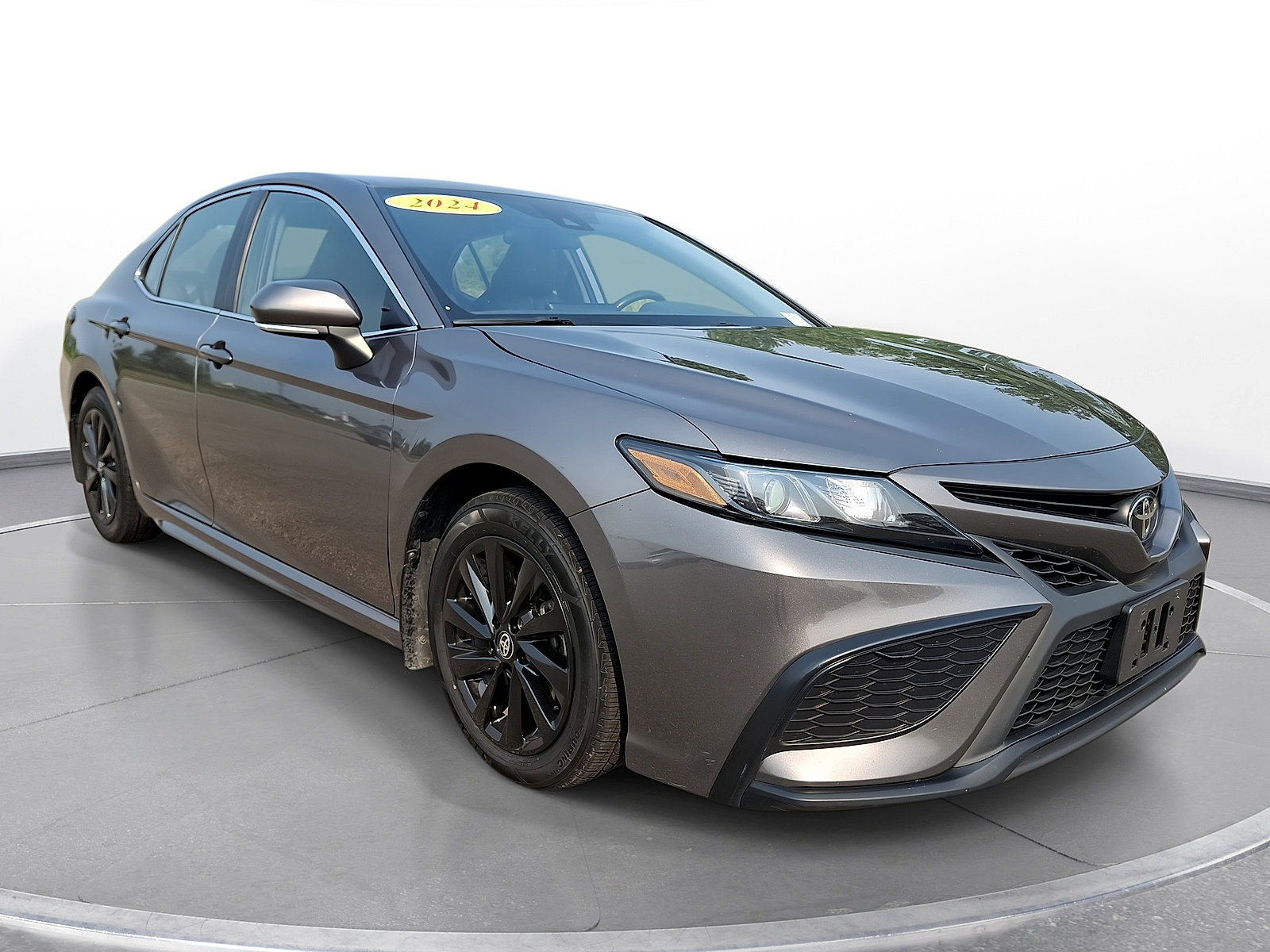 Used 2024 Toyota Camry SE FWD image 1