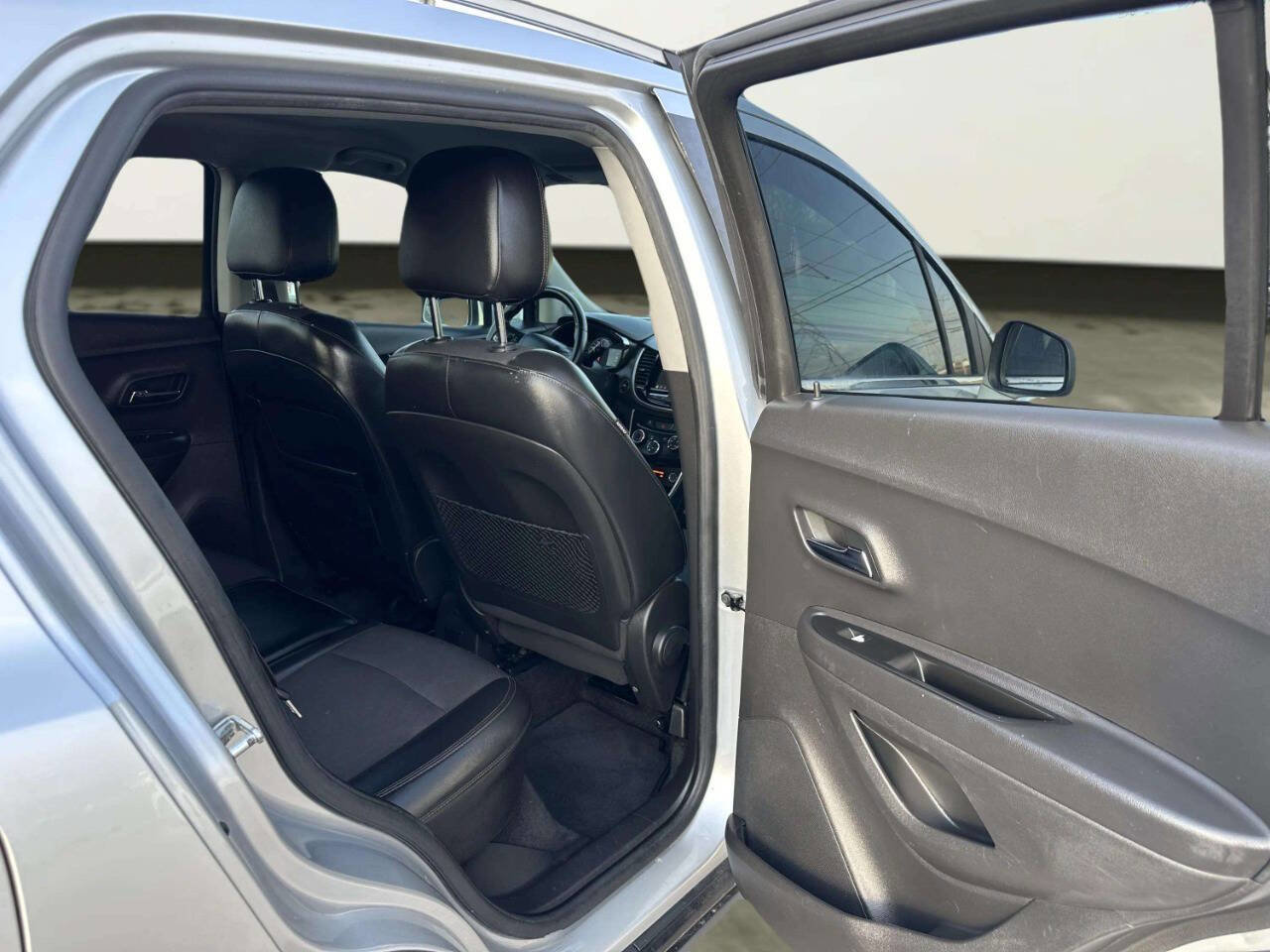 Used 2019 Chevrolet Trax LT w/ LT Convenience Package FWD image 17