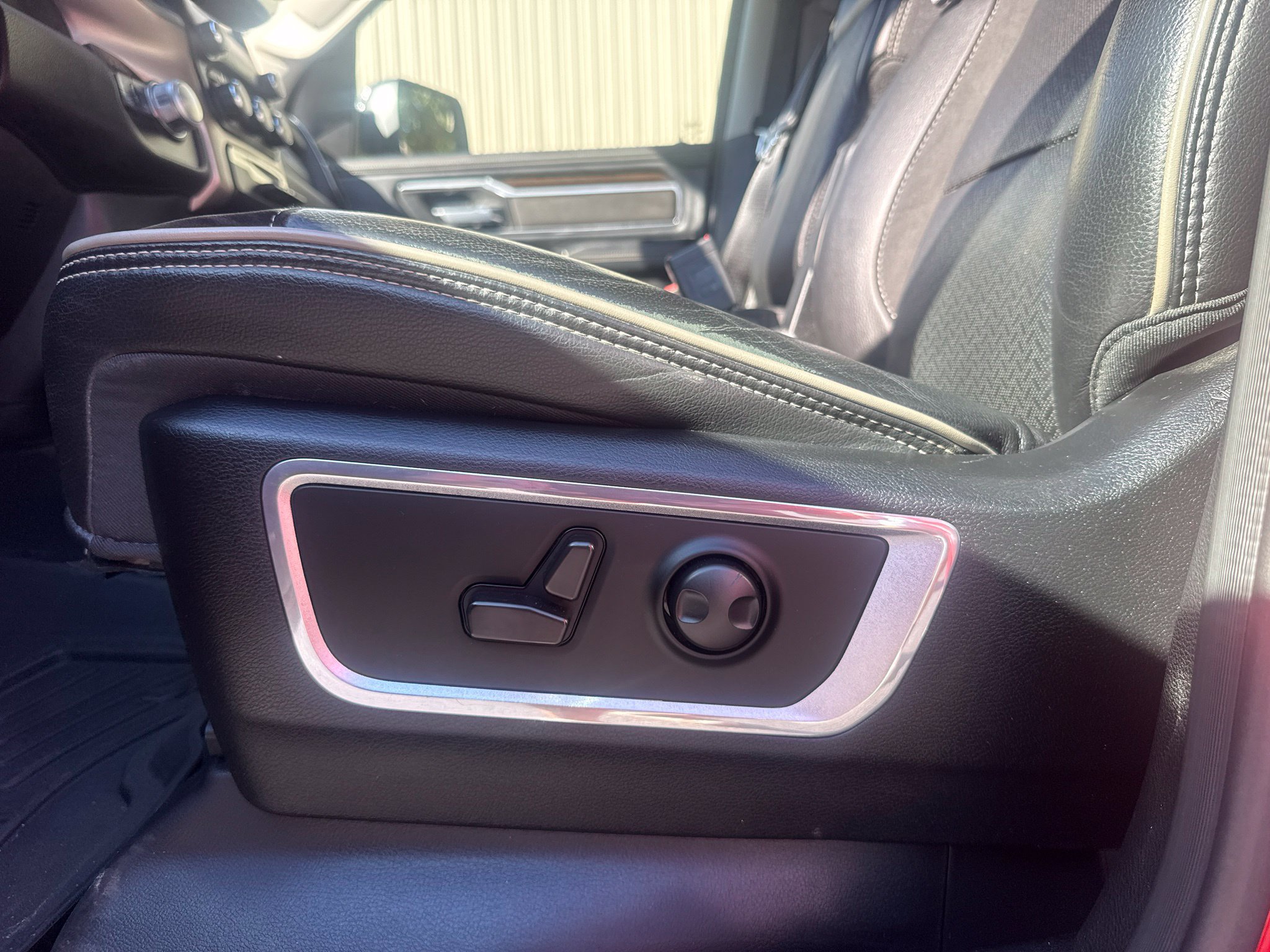 Used 2022 RAM 1500 Laramie AWD/4WD image 25