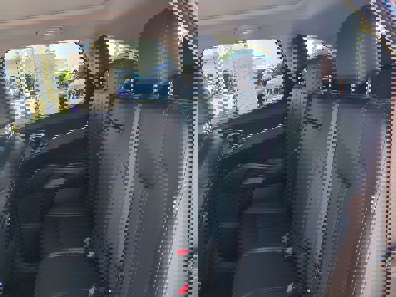 Used 2024 Kia Sorento S w/ Panoramic Sunroof Package image 13