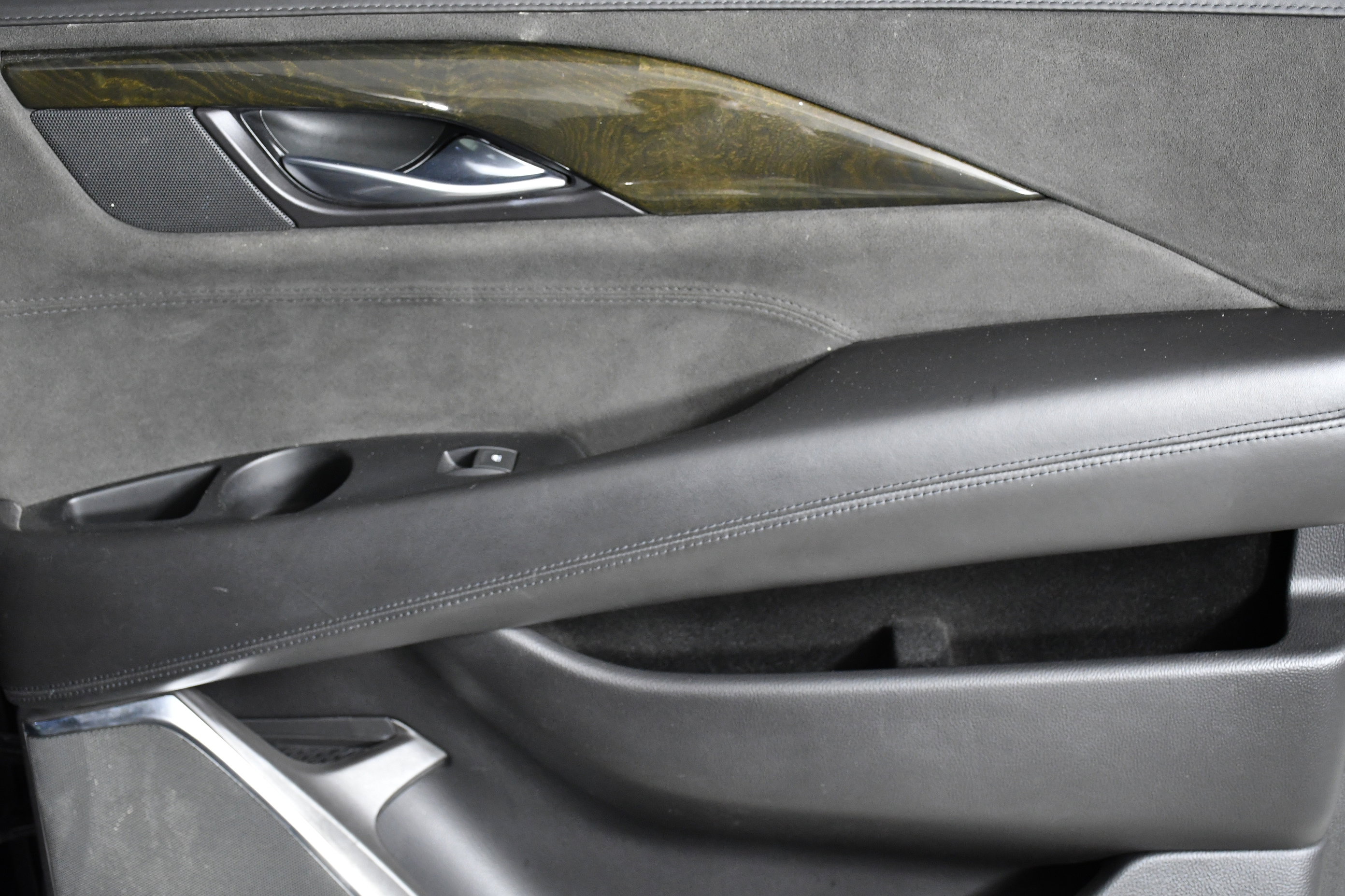 Used 2017 Cadillac Escalade ESV Platinum image 28