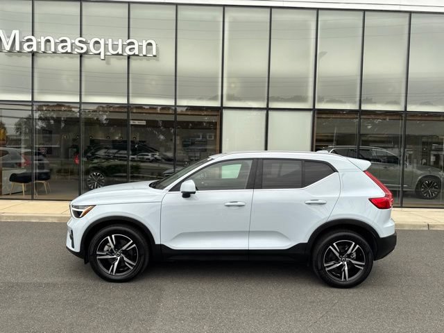 Certified 2025 Volvo XC40 B5 Core AWD/4WD image 2