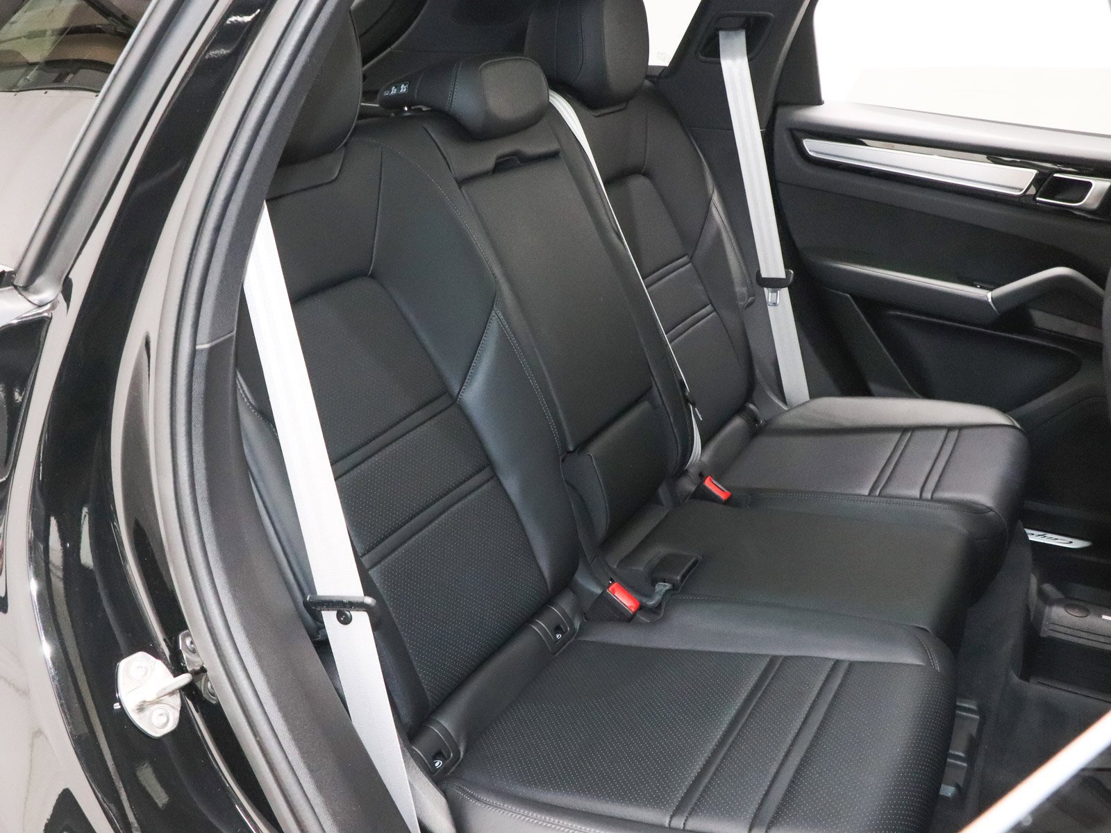 Used 2023 Porsche Cayenne Platinum Edition image 31