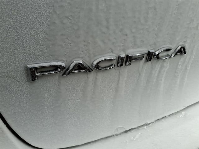 Used 2023 Chrysler Pacifica Touring-L FWD image 13