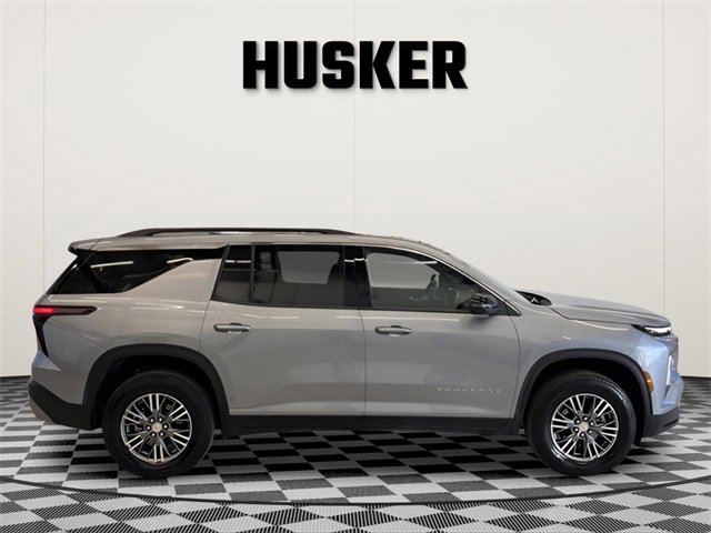 Used 2025 Chevrolet Traverse LT image 2