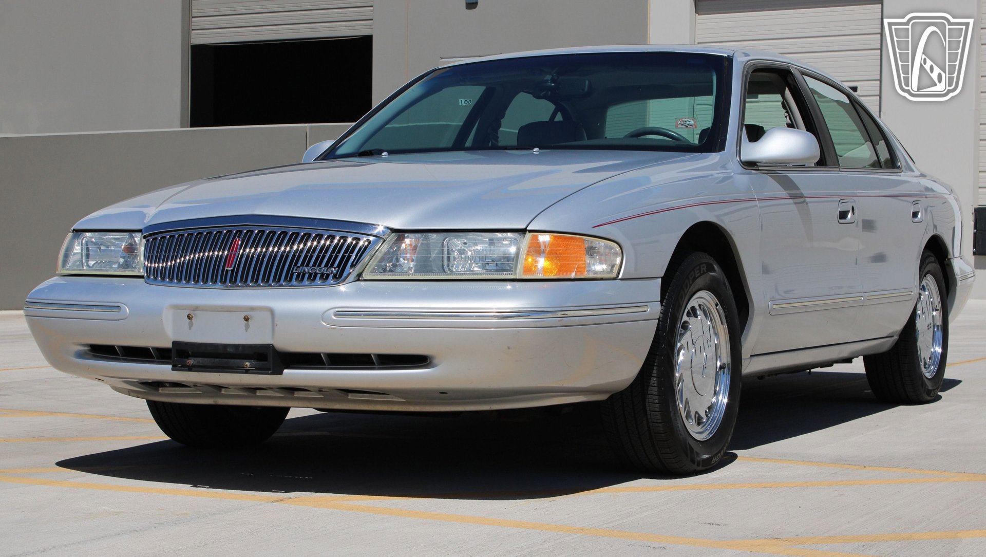 Used 1996 Lincoln Continental image 2