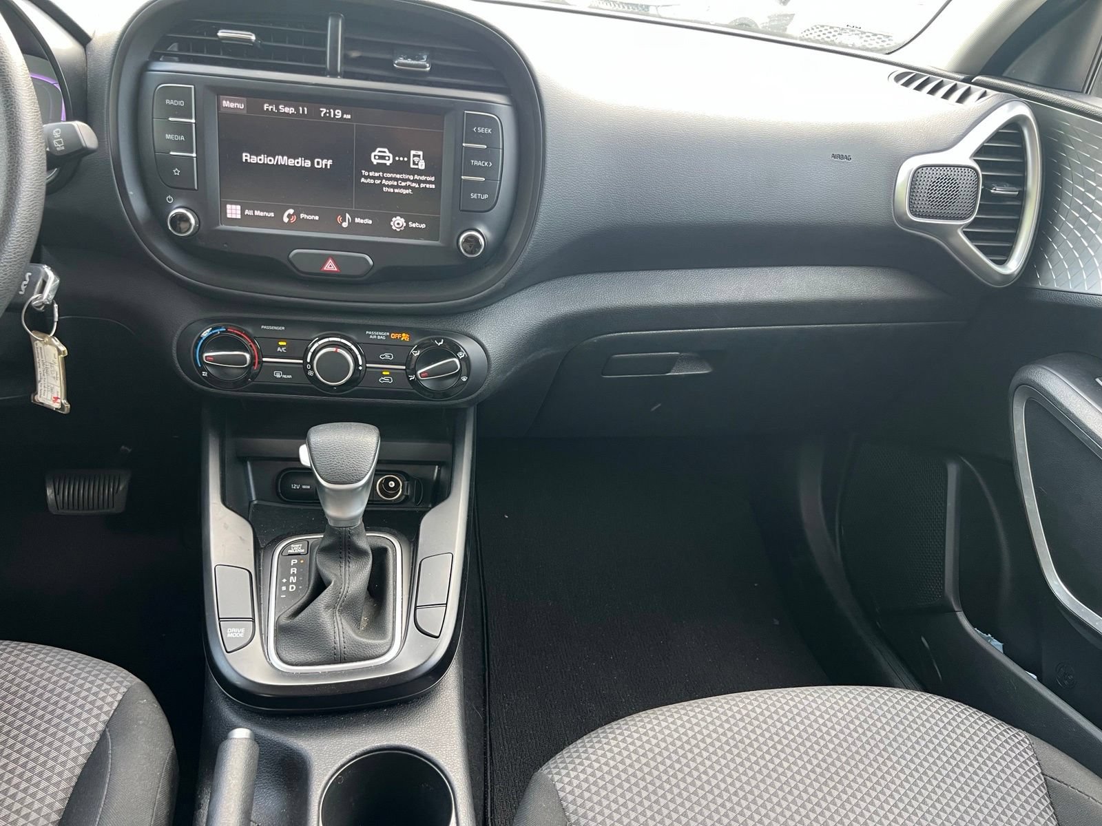 Used 2025 Kia Soul LX w/ LX Technology Package FWD image 30