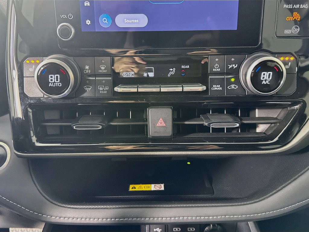 Used 2024 Toyota Highlander XLE FWD image 22