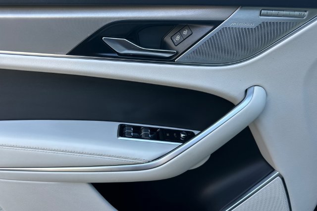 Certified 2025 Jaguar F-PACE R-Dynamic S AWD/4WD image 10