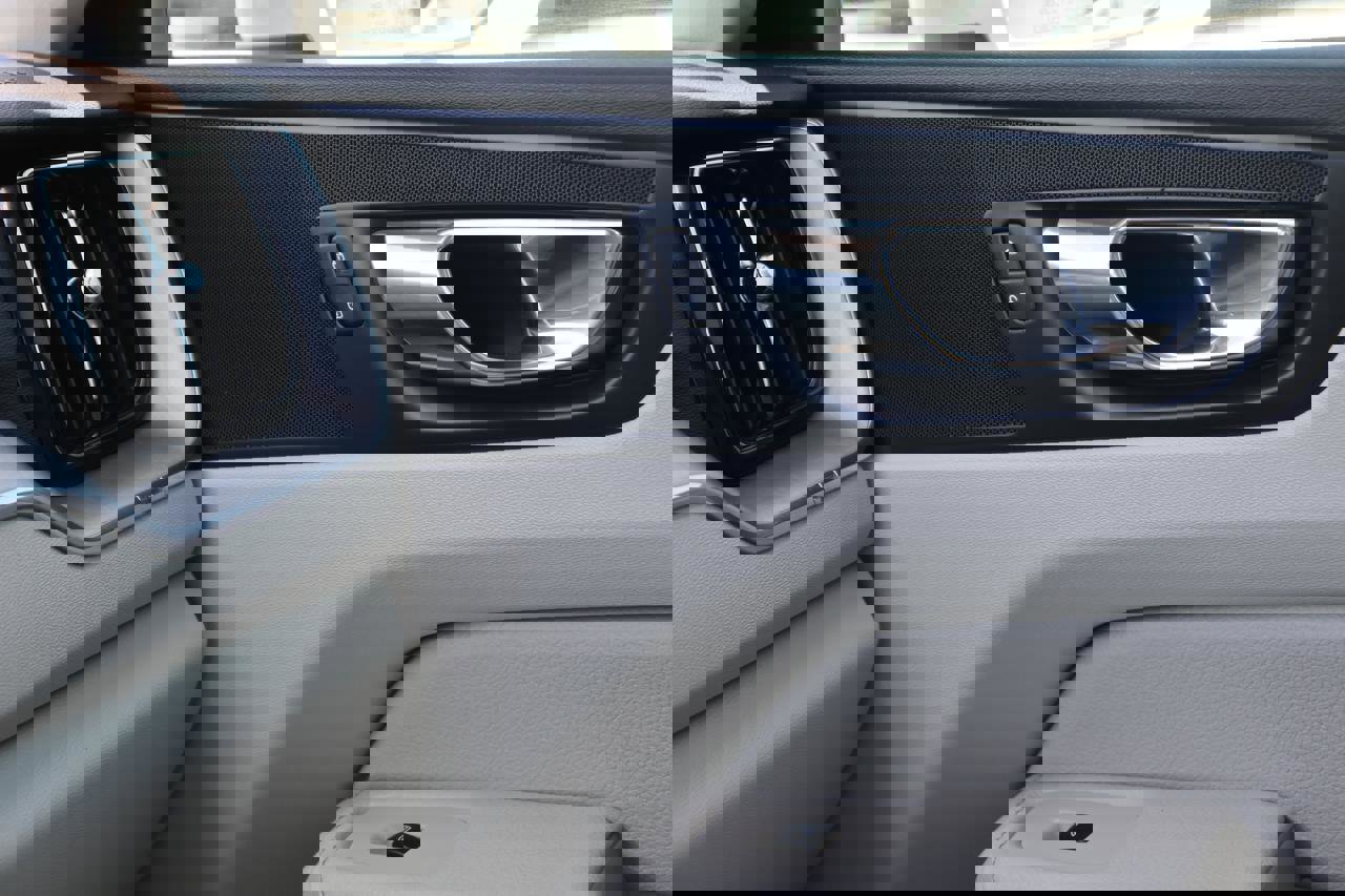 Used 2018 Volvo XC60 T6 Momentum w/ Convenience Package image 30