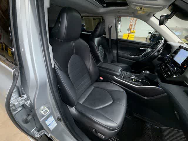 Used 2022 Toyota Highlander XLE AWD/4WD image 16