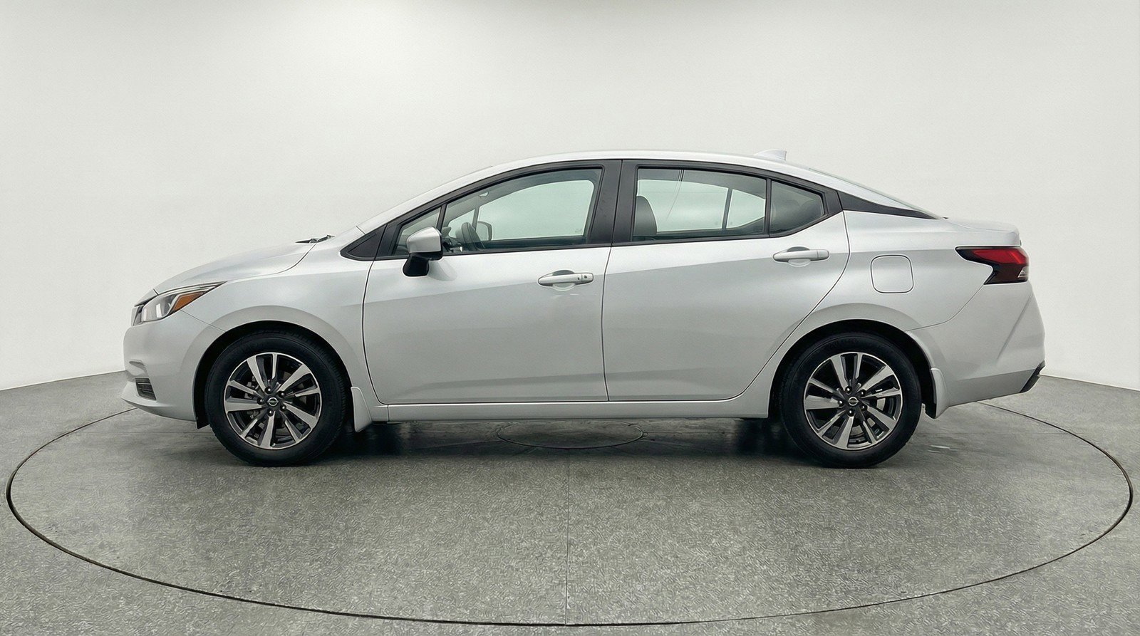 Used 2025 Nissan Versa SV FWD image 5