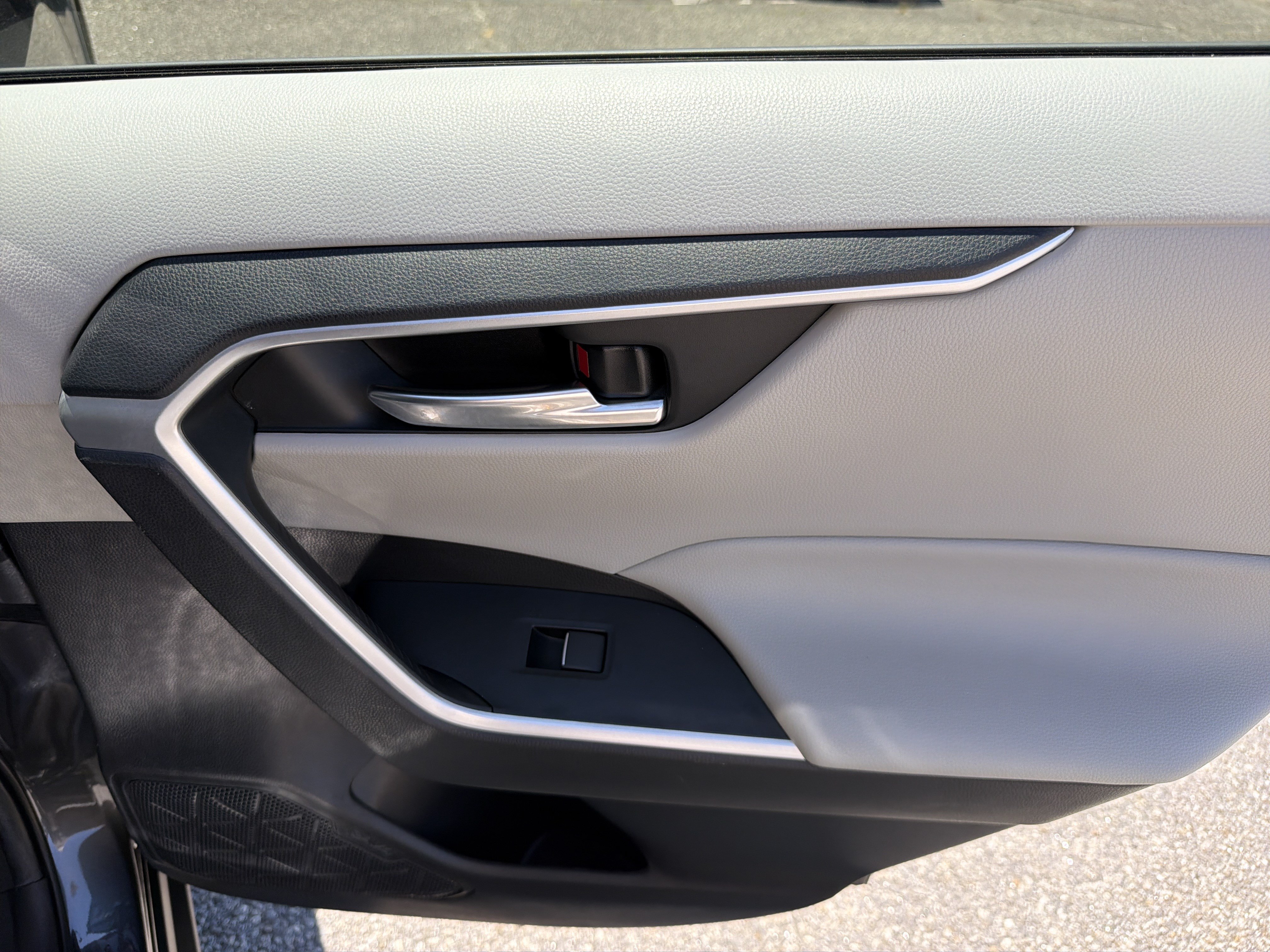Used 2020 Toyota RAV4 XLE Premium FWD image 3