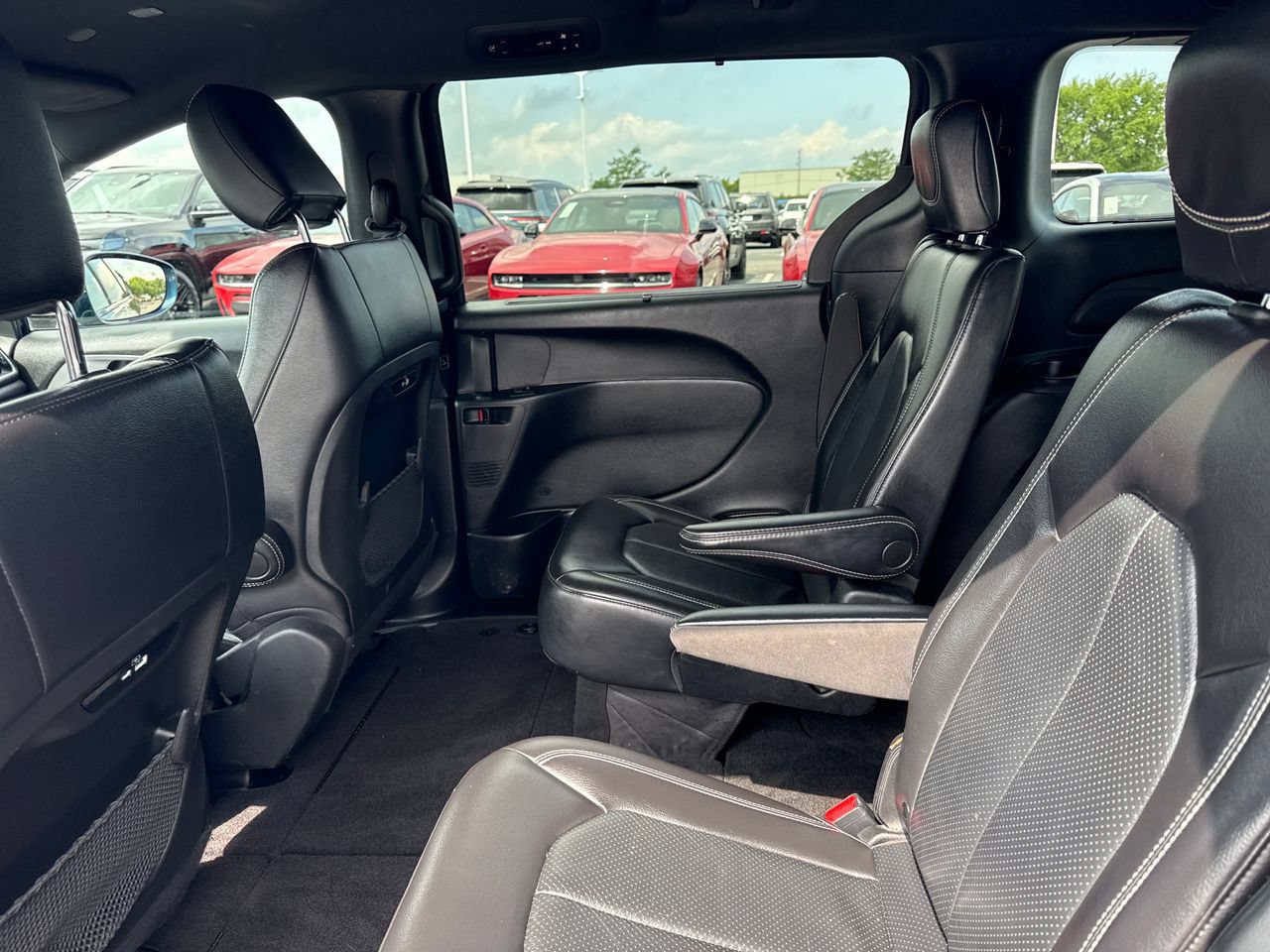 Used 2022 Chrysler Pacifica Touring-L w/ S Appearance Package FWD image 13