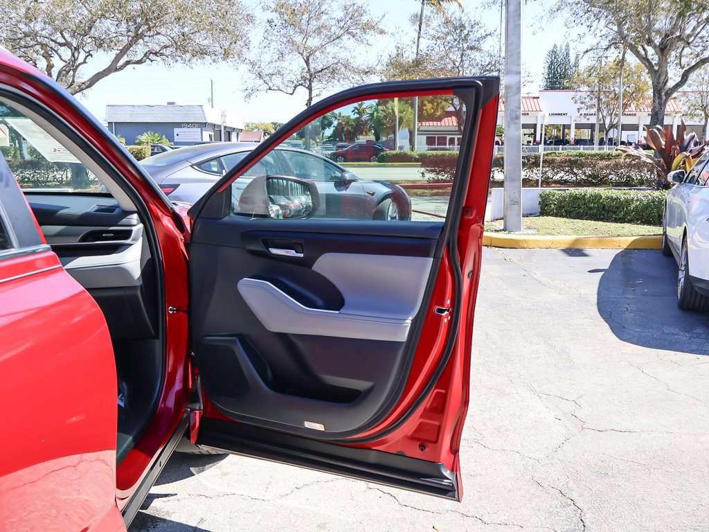 Used 2023 Toyota Highlander XLE image 24