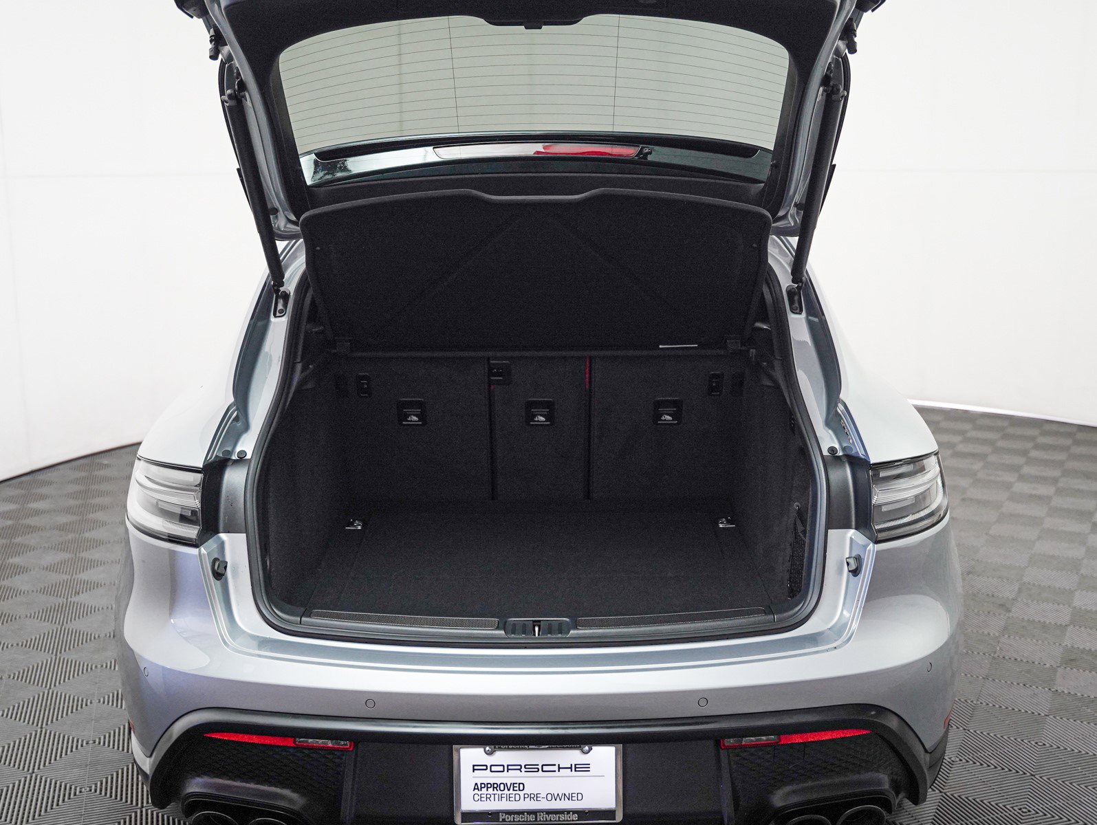 Certified 2025 Porsche Macan GTS image 28