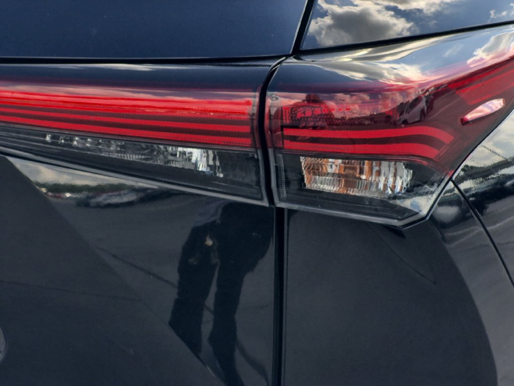Used 2024 Toyota Highlander XLE AWD/4WD image 29