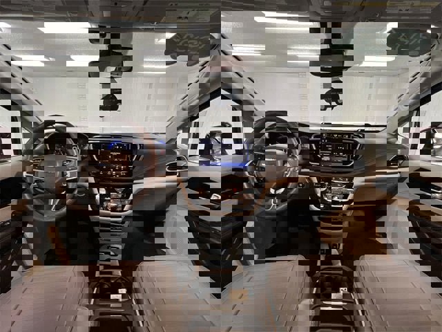 Used 2021 Chrysler Pacifica Touring image 19