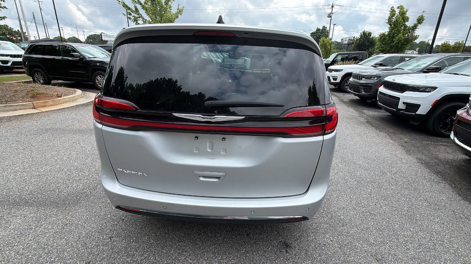 Used 2024 Chrysler Pacifica Touring-L FWD image 9