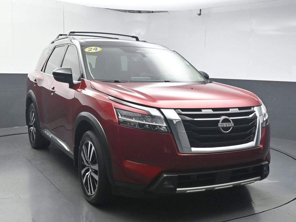 Used 2024 Nissan Pathfinder Platinum FWD image 2