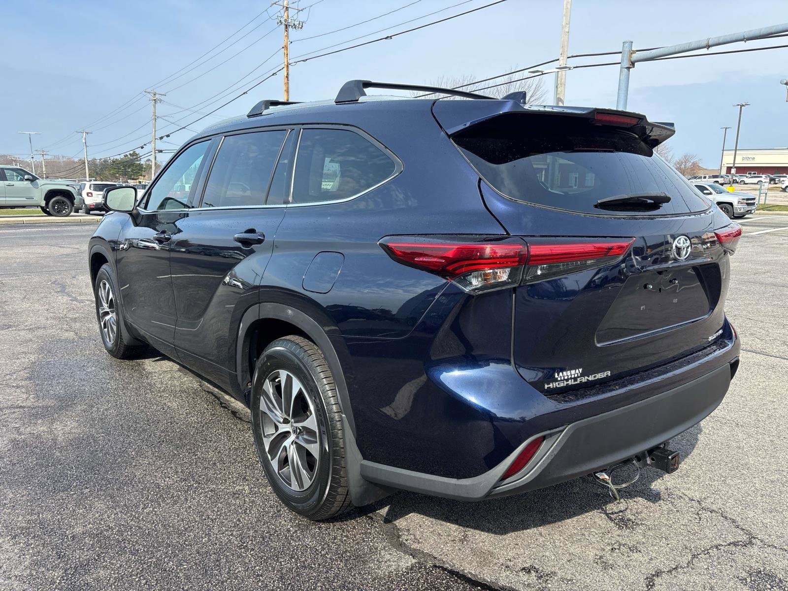 Used 2022 Toyota Highlander XLE AWD/4WD image 5