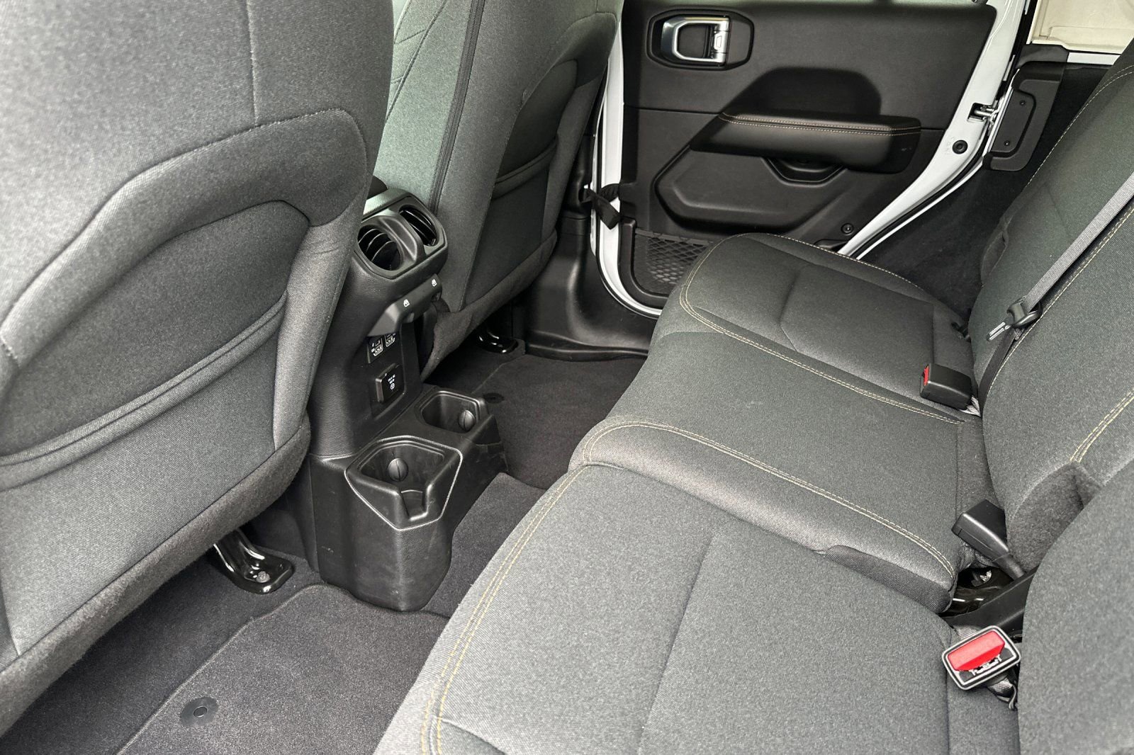 Used 2025 Jeep Wrangler Sahara image 12