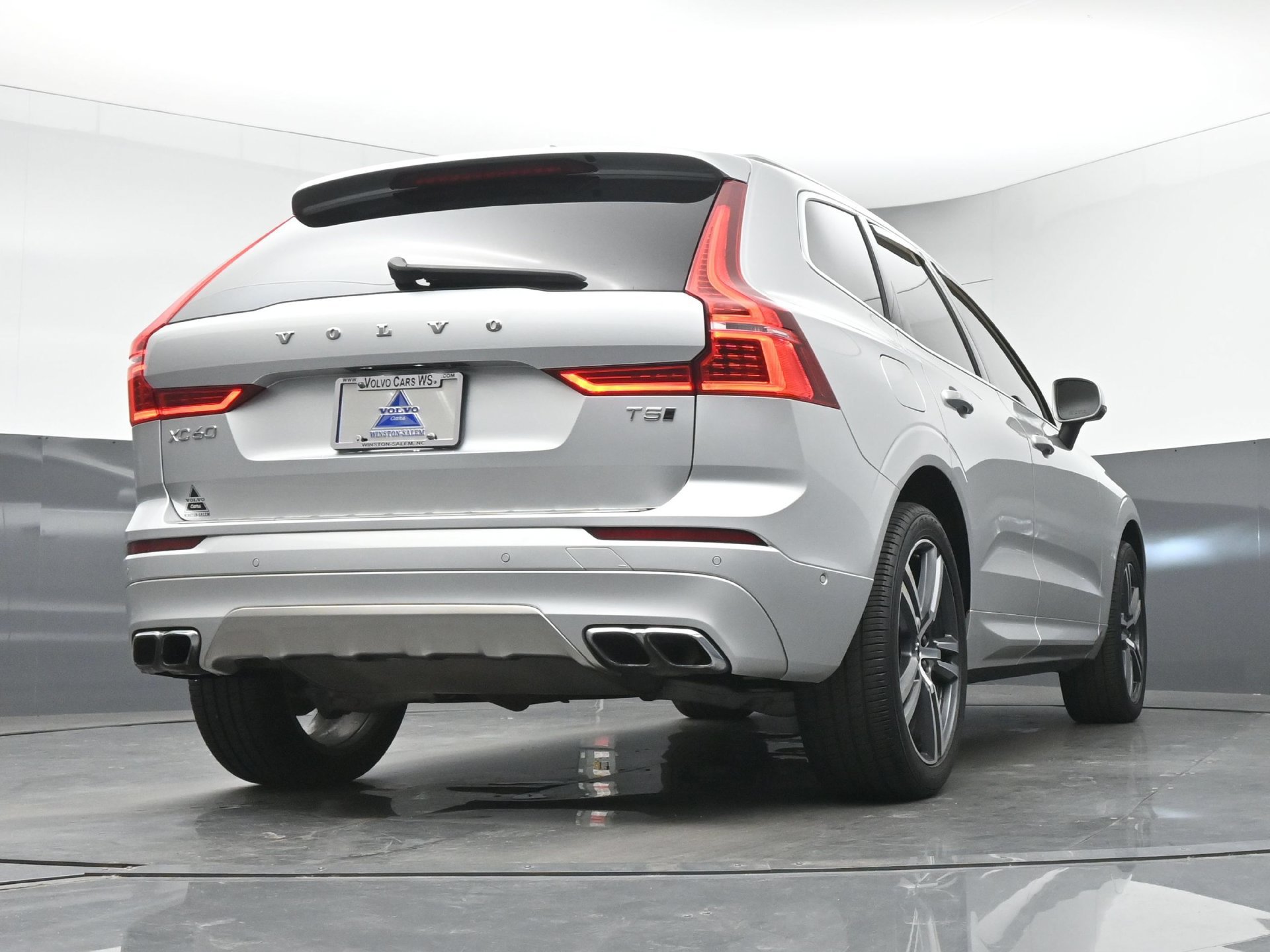 Used 2018 Volvo XC60 T5 Momentum w/ Vision Package AWD/4WD image 16