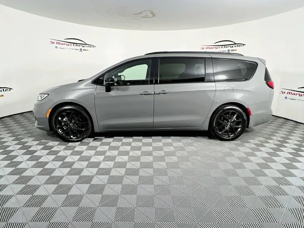 Used 2025 Chrysler Pacifica Limited w/ Trailer Tow Group FWD image 5