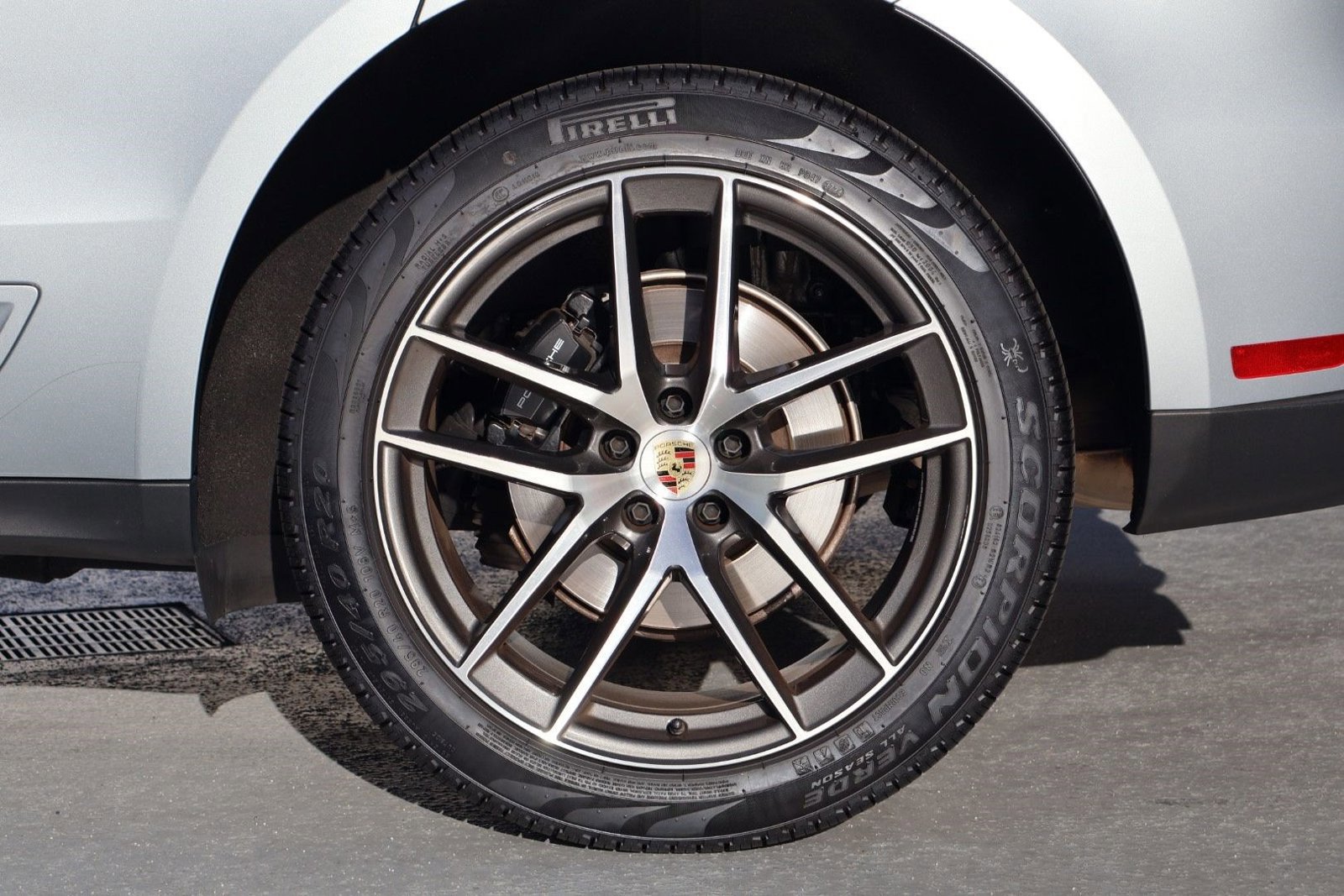 Certified 2025 Porsche Macan image 27