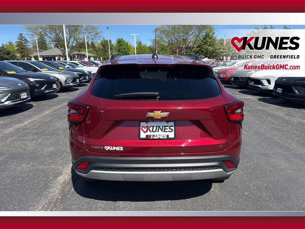 Used 2025 Chevrolet Trax LT FWD image 8