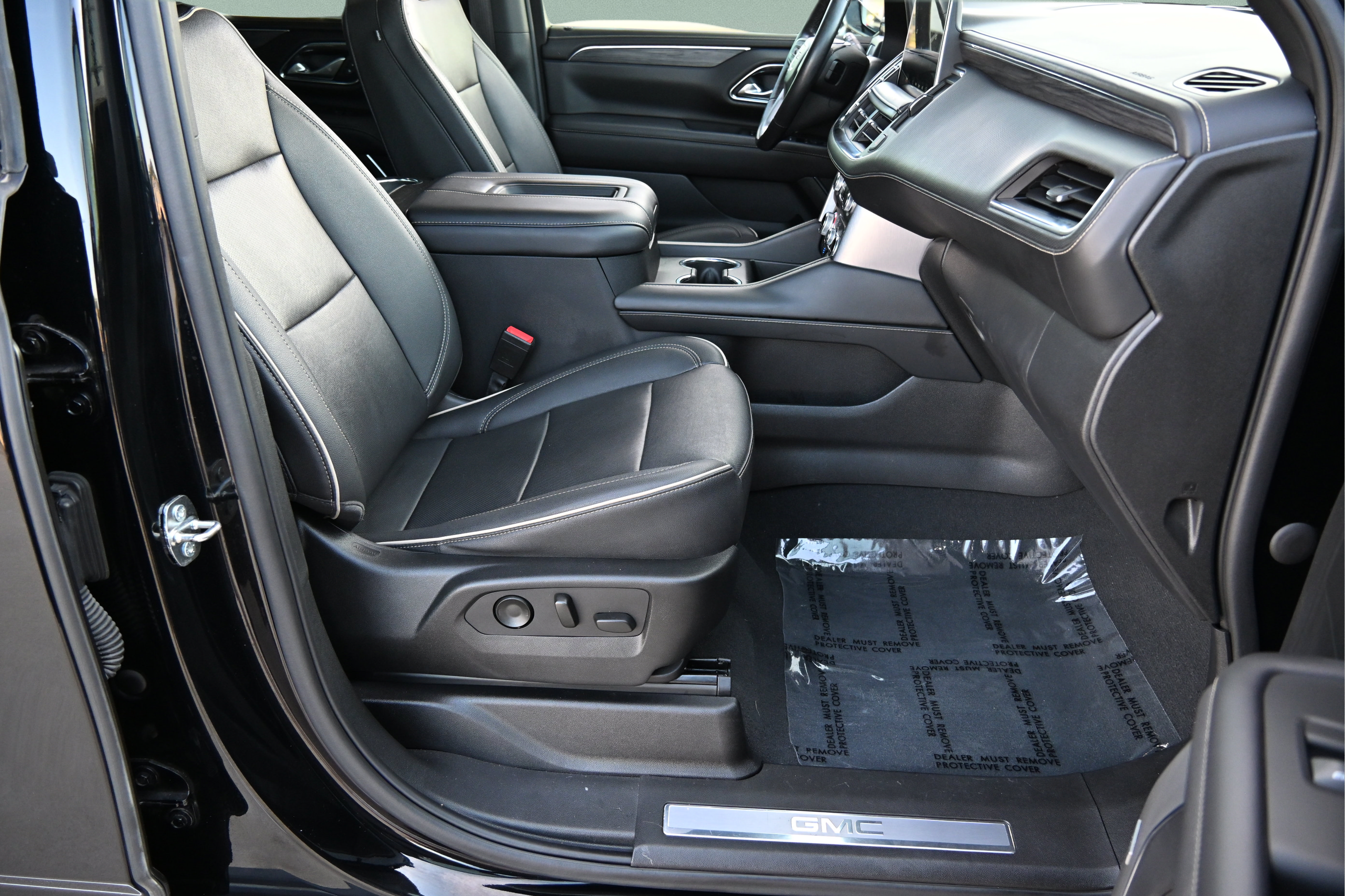 Used 2022 GMC Yukon SLT w/ SLT Premium Package AWD/4WD image 16