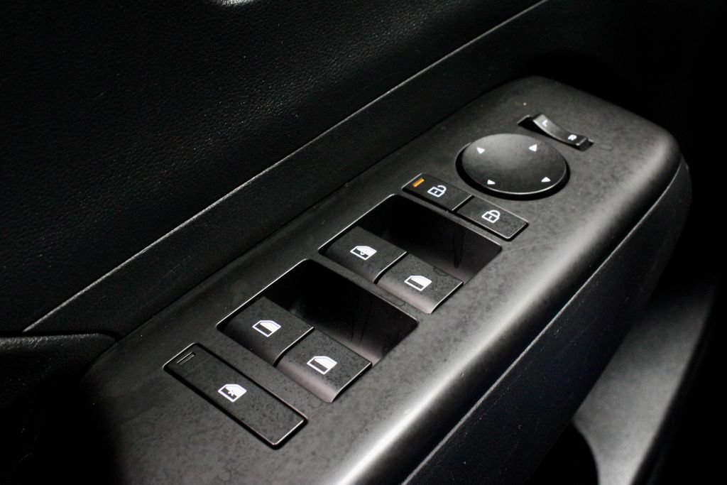 Used 2025 Hyundai Kona SEL AWD/4WD image 25