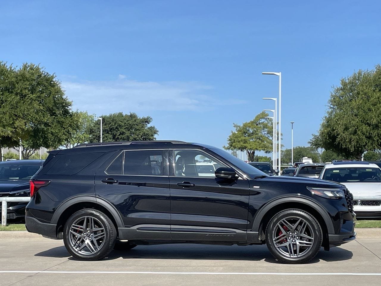 Used 2025 Ford Explorer ST-Line w/ ST-Line Street Pack AWD/4WD image 3