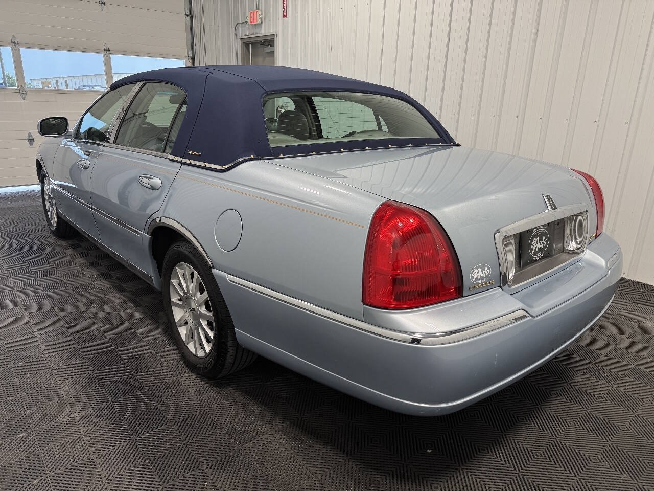Used 2006 Lincoln Town Car Signature RWD image 4