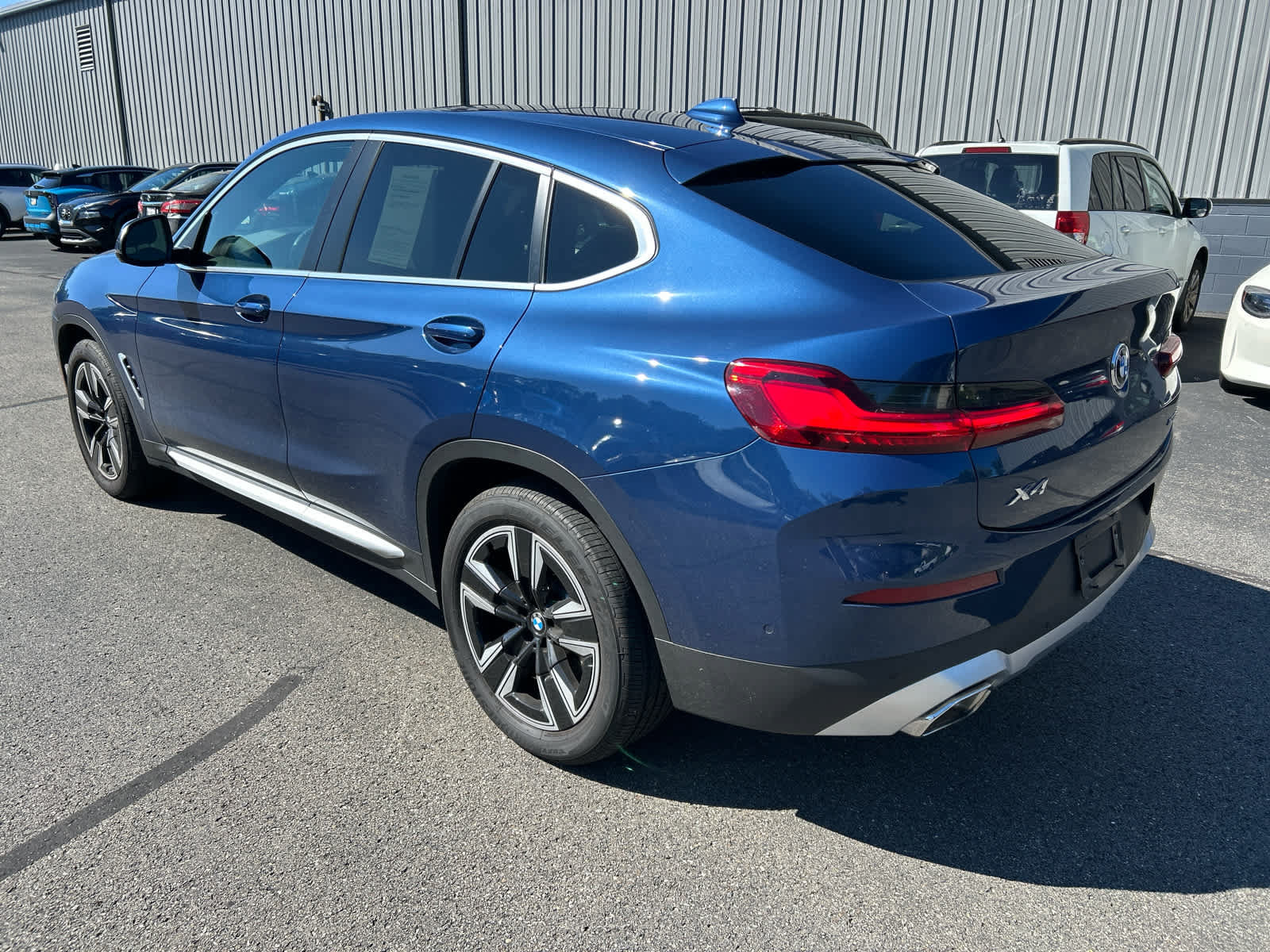 Used 2022 BMW X4 xDrive30i w/ Parking Assistance Package AWD/4WD image 2
