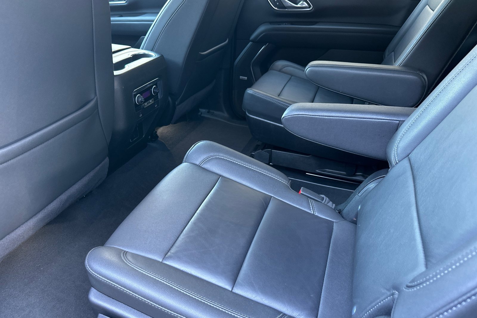 Used 2024 Chevrolet Suburban Z71 image 15